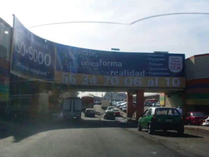 Anuncio helicoidal de 20 por 5 metros sobre puente vehicular
