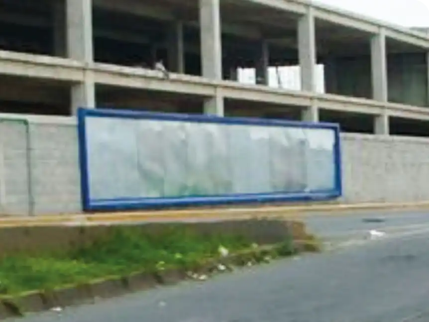 Valla publicitaria de 15 por 2.5 metros instalada sobre vialidad