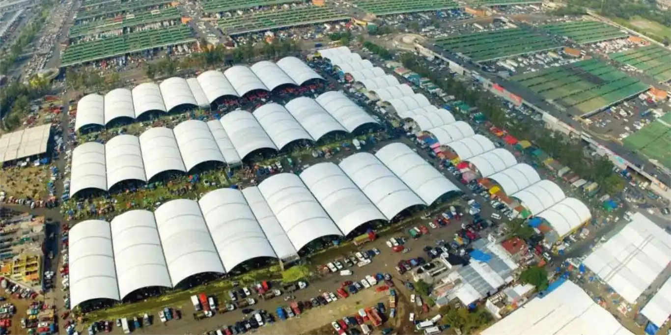 Vista aérea de la Central de Abastos de la Ciudad de México con naves donde DMT instaló copetes y estructuras publicitarias