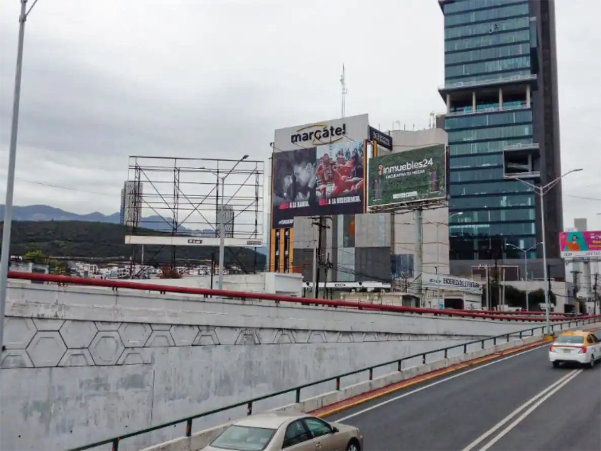Espectacular publicitario instalado sobre puente de autopista en zona urbana