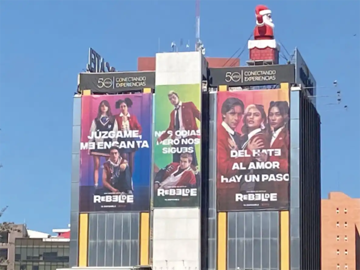 Wraps publicitarios de la serie Rebelde de Netflix instalados en azotea de edificio corporativo