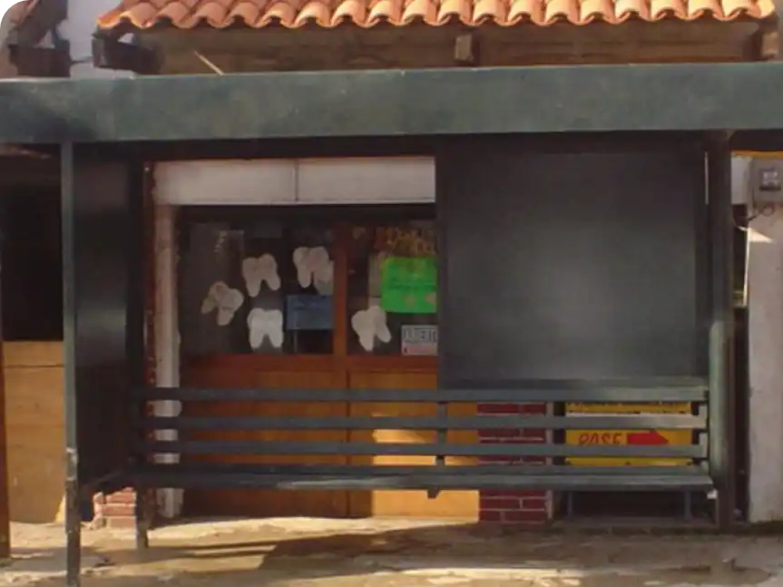 Parabús publicitario instalado en vía pública